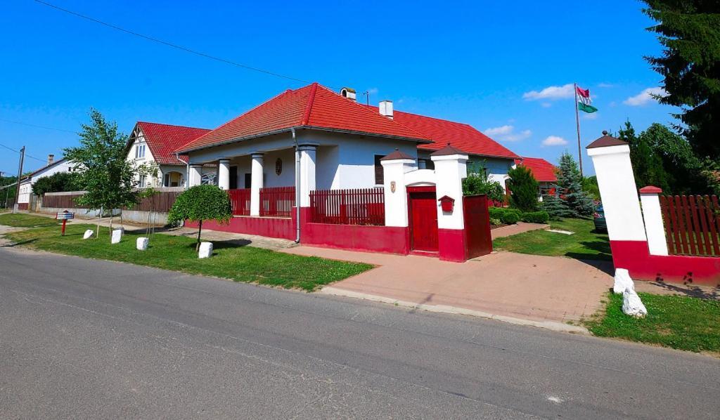 Almosdi Topart Vendeghaz Екстер'єр фото