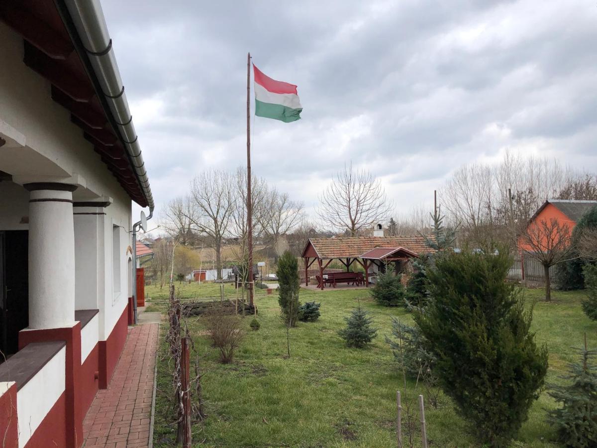Almosdi Topart Vendeghaz Екстер'єр фото